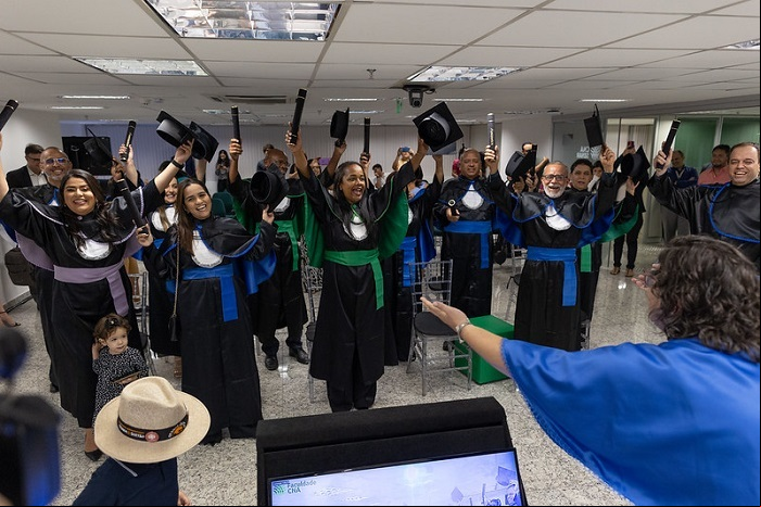 Formandos comemoram a graduação